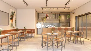 Uma sala de jantar com mesas de madeira e bancos altos em um ambiente moderno.