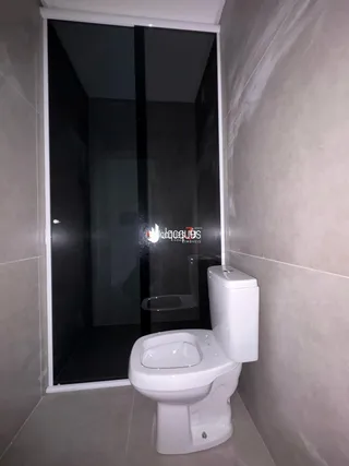 Foto de um banheiro interno com vaso sanitário branco.