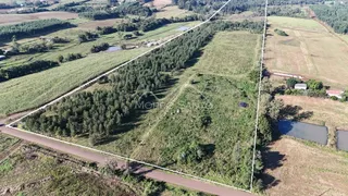 Vista aérea de uma área rural com campos e vegetação no interior do Brasil.