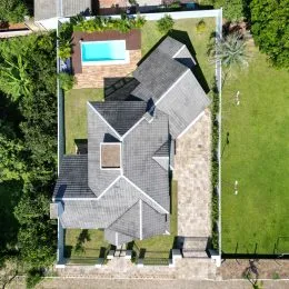 Vista aérea de uma residência com piscina e jardim em Lajeado.