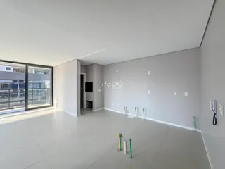Ambiente interno moderno com piso claro e grande janela de vidro.