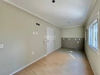 Foto de um ambiente interno com piso de madeira clara.