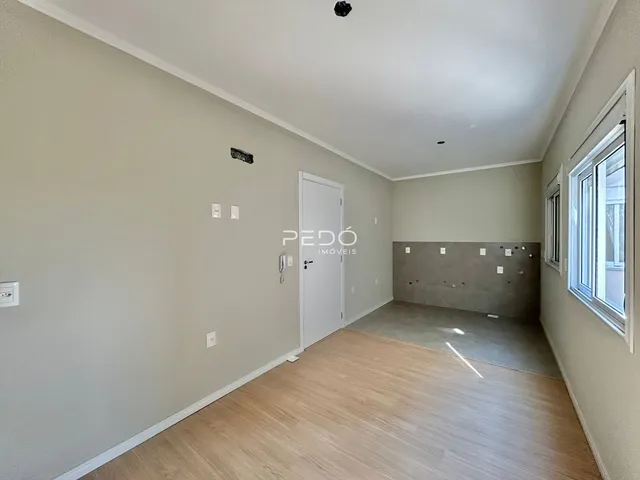 Foto de um ambiente interno com piso de madeira clara.