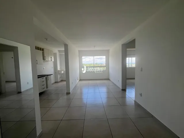 Hall de entrada com piso de cerâmica e paredes brancas.