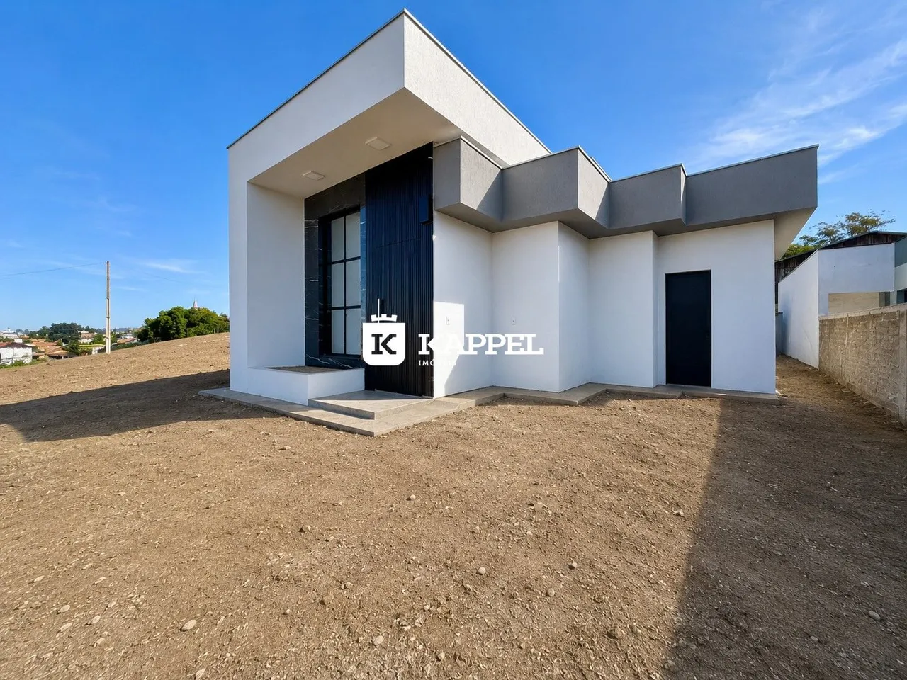 Fachada moderna de uma casa branca com detalhes pretos em Lajeado.