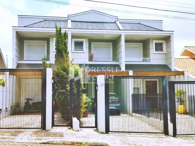 Fachada de uma residência em Lajeado, Brasil com portão de ferro.