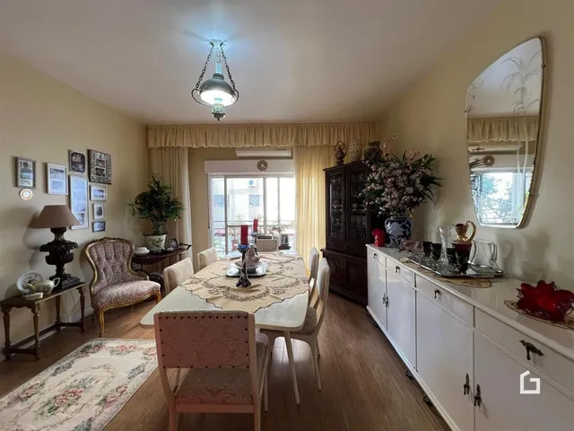 Sala de jantar com mesa e móveis de madeira em um imóvel no Brasil.