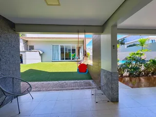 Vista de uma área externa com piso de cerâmica e gramado em Lajeado.