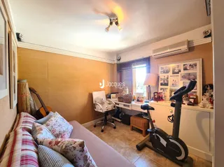 Sala de estar com sofá e decoração interna.