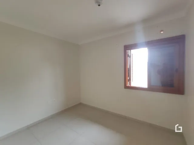 Ambiente interno de um cômodo com paredes brancas e piso claro.