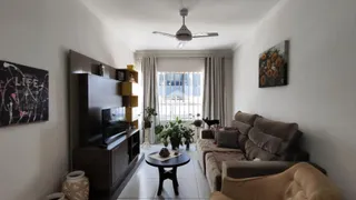 Sala de estar com sofá e decoração moderna.