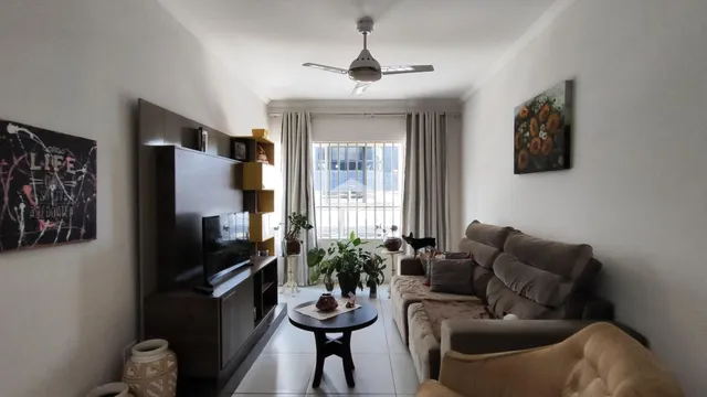 Sala de estar com sofá e decoração moderna.