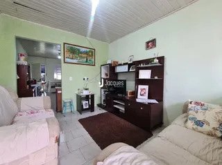 Quarto interno com móveis de madeira e paredes verdes.