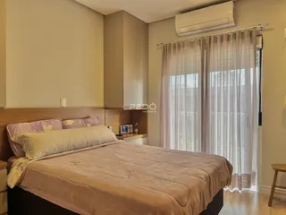 Quarto com cama e armários em um imóvel no Brasil.