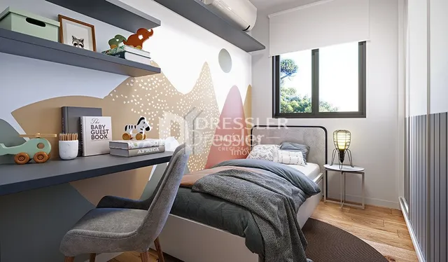 Quarto com cama e estante em ambiente residencial.