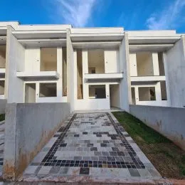 Fachada de um prédio residencial em Lajeado, Brasil, com estrutura de concreto aparente.