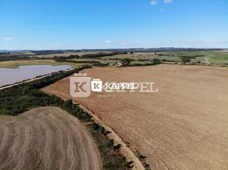 Vista de um campo aberto de terra seca em Lajeado, Brasil.