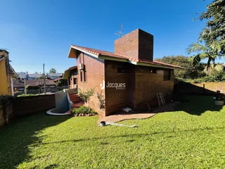 Fachada de casa de tijolos em Lajeado, Brasil, com jardim gramado.