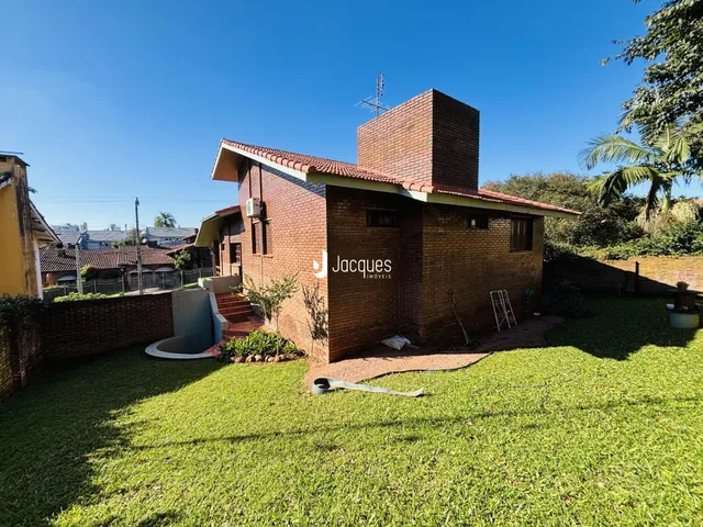 Fachada de casa de tijolos em Lajeado, Brasil, com jardim gramado.