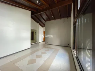Ambiente interno com piso de cerâmica e forro de madeira.