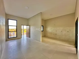 Interior de uma sala com piso de cerâmica clara e paredes neutras.