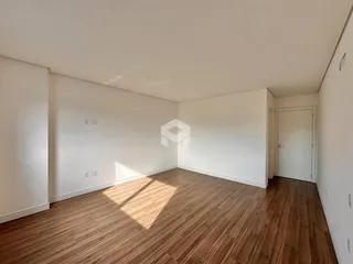Ambiente interno com piso de madeira clara.