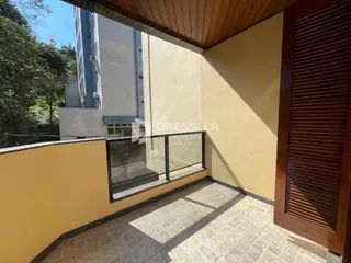 Vista da parede e piso de uma área externa de uma residência em Lajeado.