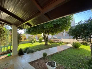 Vista do jardim e da área externa de uma propriedade em Lajeado.