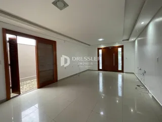 Vista interna de um corredor com portas de madeira em um imóvel.