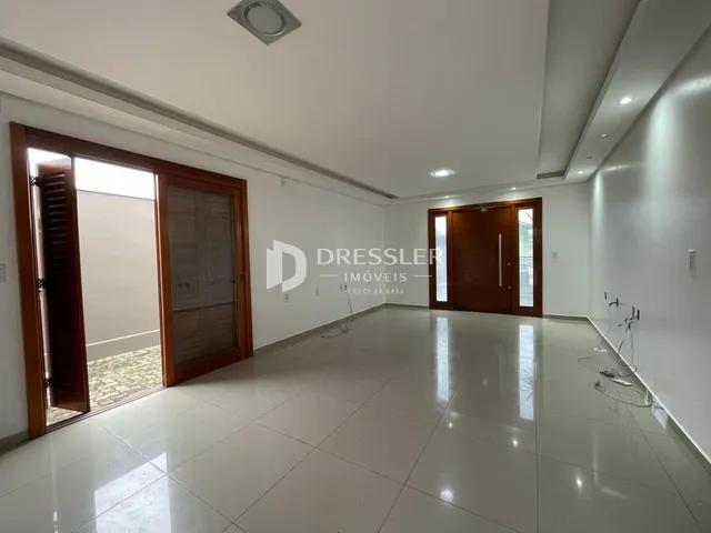 Vista interna de um corredor com portas de madeira em um imóvel.
