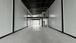 Vista de um corredor interno de uma propriedade em Lajeado.
