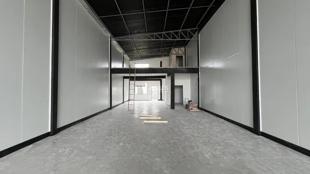 Vista de um corredor interno de uma propriedade em Lajeado.