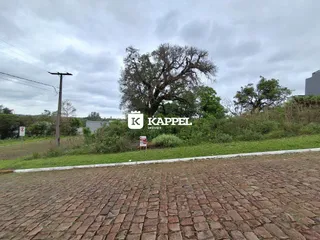 Vista externa de uma propriedade em Lajeado, Brasil, mostrando um gramado e uma grande árvore.