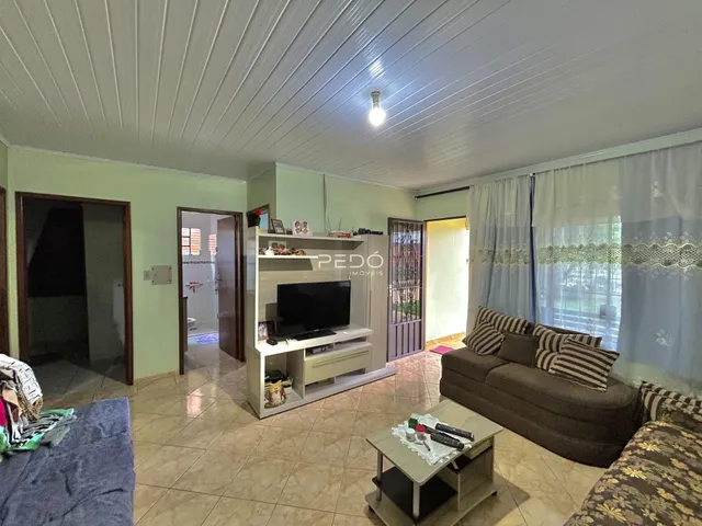 Sala de estar com sofá e estante na residência.