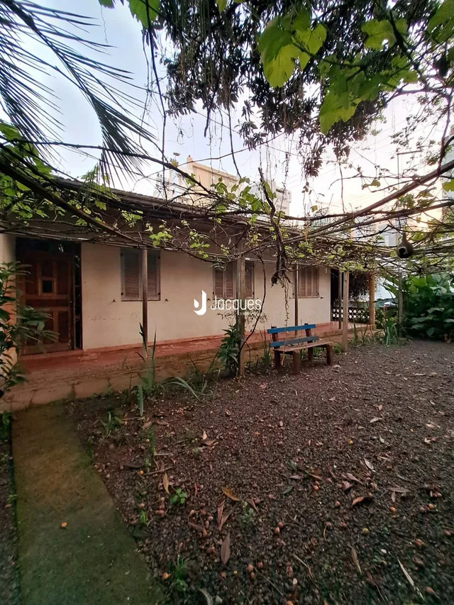 Fachada de uma residência em Lajeado, Brasil, com vegetação ao redor.