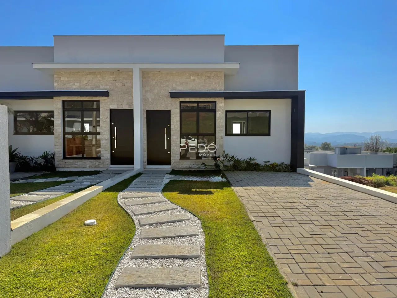Fachada moderna de uma residência em Lajeado, Brasil.