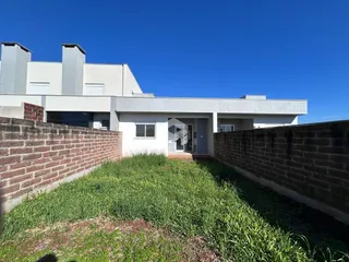 Vista externa de uma residência com muro de tijolos e gramado em Lajeado, Brasil.