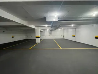 Vista interna de uma área aberta com piso marcado.