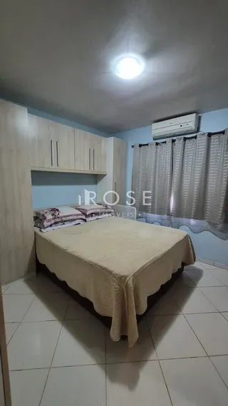 Quarto com cama e armários em um imóvel no Brasil.