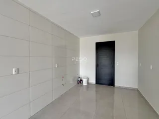 Hall da propriedade em Lajeado com paredes brancas e piso claro.