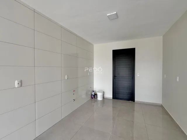 Hall da propriedade em Lajeado com paredes brancas e piso claro.