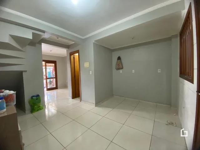 Vista interna de um ambiente com piso de cerâmica e paredes claras.