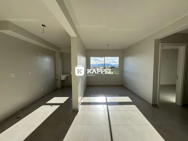 Hall de entrada com vista para a paisagem externa.