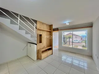 Sala de estar com piso de cerâmica e detalhes em madeira na parede.