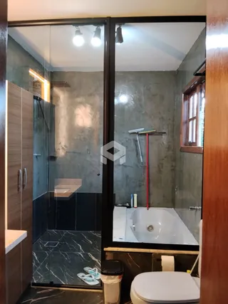 Banheiro com banheira e vaso sanitário em um imóvel.