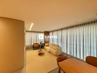 Sala de estar com sofá e poltrona em ambiente claro.