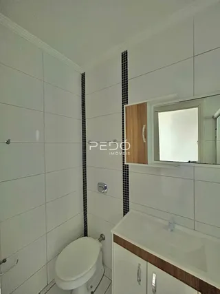 Foto de um banheiro interno com revestimento branco.