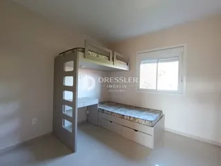 Quarto com armário embutido e janela na sala.