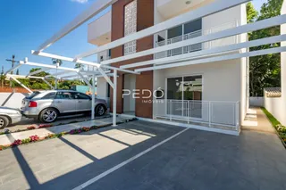Fachada moderna de uma residência em Lajeado, Brasil, com área externa pavimentada.