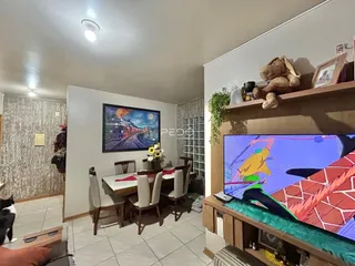 Ambiente interno com mesa de jantar e prateleira de madeira.